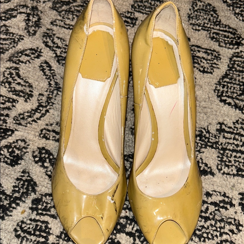 Elegant Dior Yellow Peep-Toe Heels - Picture 4 of 4